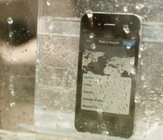 DryWire Nanotechnology Equipped Smartphone In Water