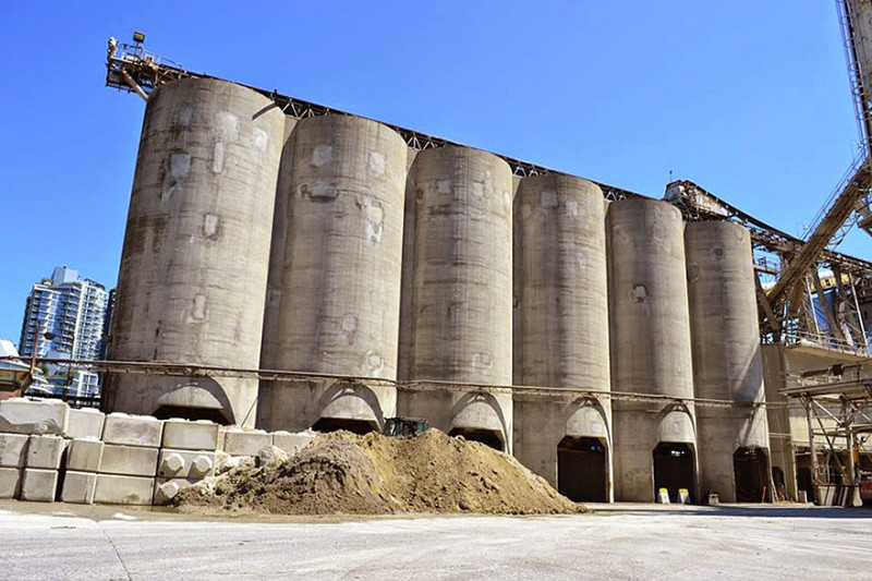 giants-graffiti-industrial-silos