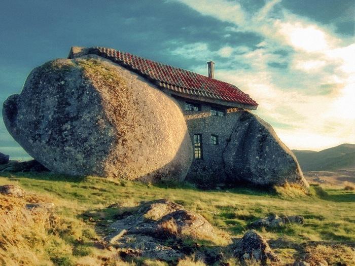 Stone House, Image Credit: Feliciano Guimarães via strangebuildings.com