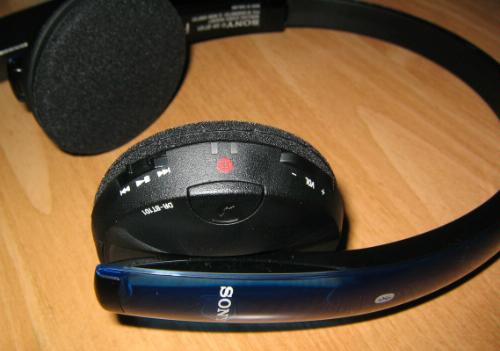 http://thetechjournal.com/wp-content/uploads/images/1108/1312362518-sonys-overthehead-style-stereo-bluetooth-headset-3.jpg