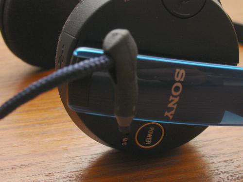 http://thetechjournal.com/wp-content/uploads/images/1108/1312362518-sonys-overthehead-style-stereo-bluetooth-headset-4.jpg