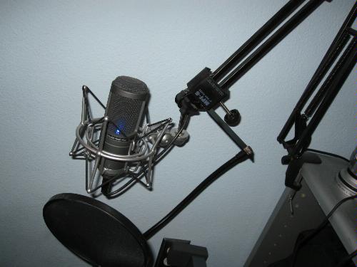 http://thetechjournal.com/wp-content/uploads/images/1110/1318127156-audiotechnica-at2020-usb-condenser-usb-microphone-2.jpg