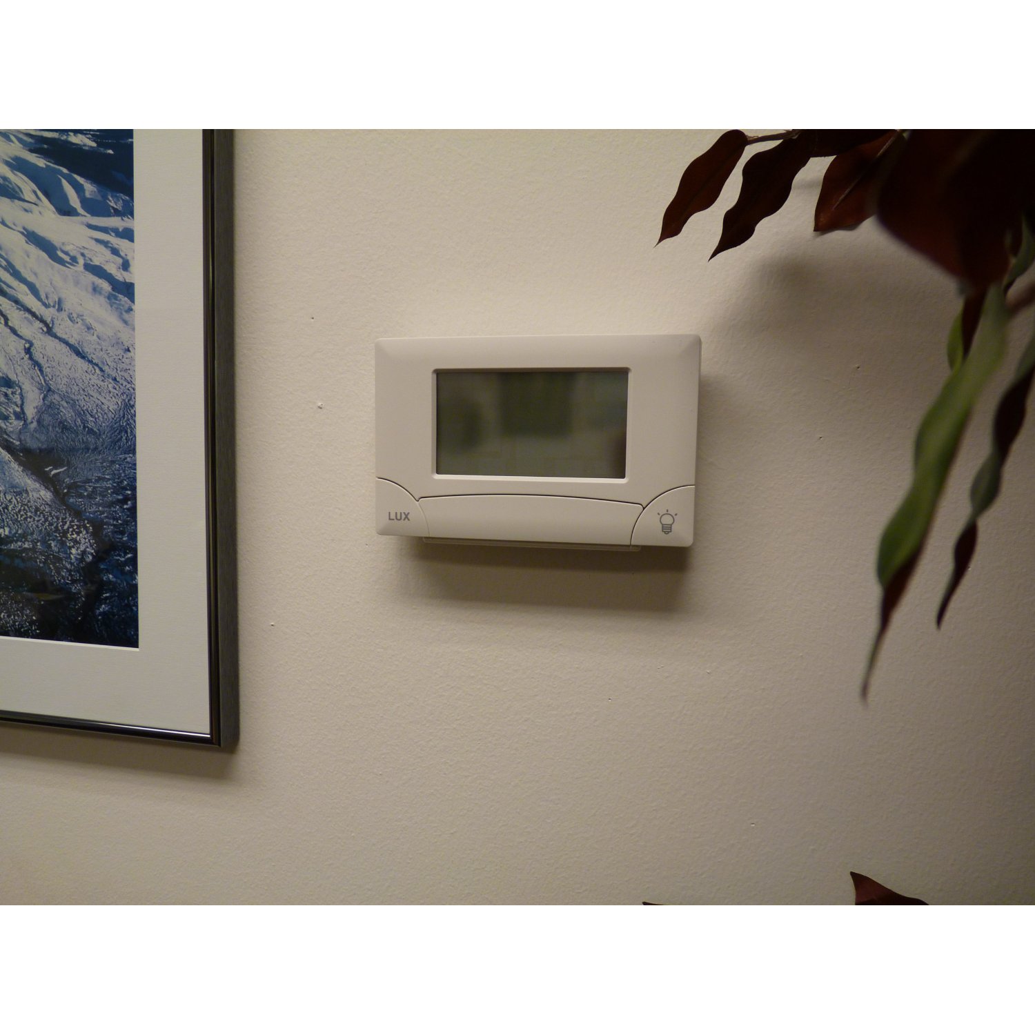 http://thetechjournal.com/wp-content/uploads/images/1202/1329391308-lux-tx9000ts-touch-screen-sevenday-programmable-thermostat-3.jpg
