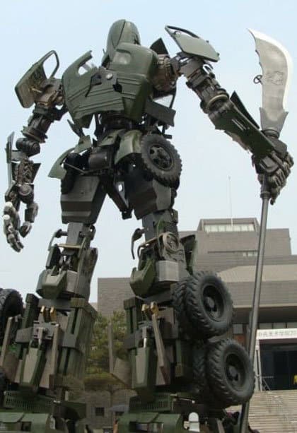 Read more about the article Chinese Student Builds Thirty-Two Feet Four-Ton Transformer Robot