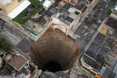 Read more about the article Giant Hole In The Ground Opens Up In The Middle Of Guatemalan City