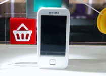 Samsung Galaxy player 50 Android based Mp3 player / YP-G50
