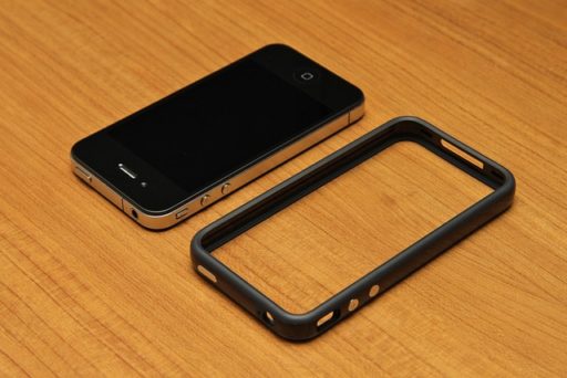 Read more about the article Next iPhone Will Come With A Metal Back And Rubber Bumper [Rumour]