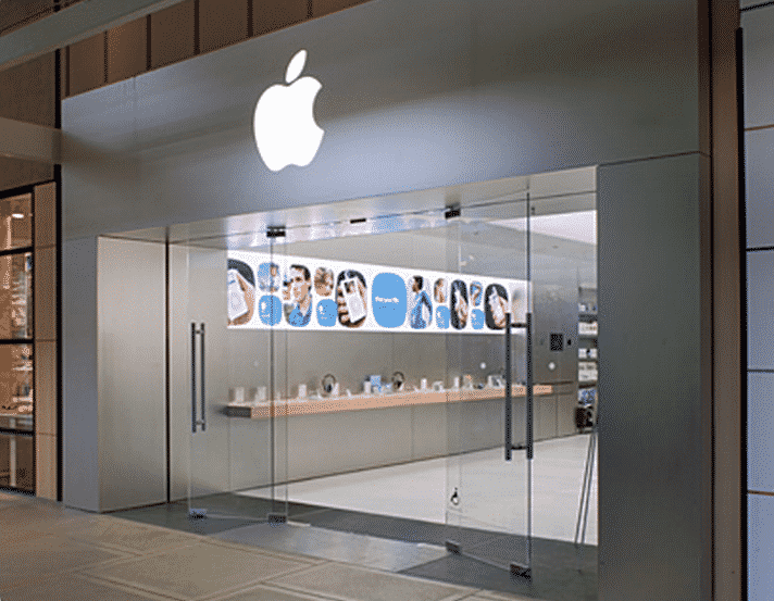 Apple store тюмень. Витрина эпл. Витрина эпл стор. Вывеска Apple в витрину. Витрина Apple крыльями.