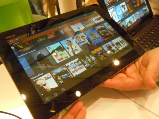 Read more about the article Netflix Ice Cream Sandwich Version And Facebook Connect Hands-on at MWC Booth