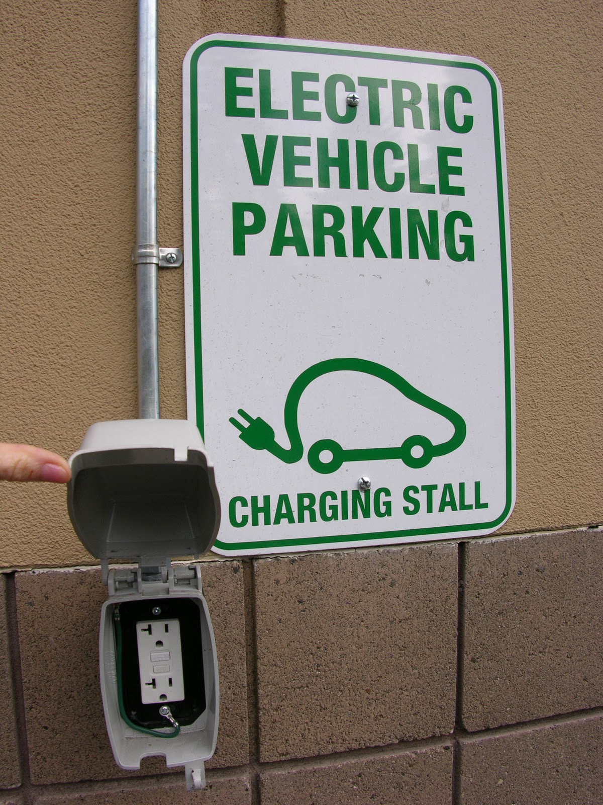 Read more about the article Paying $100 Yearly Gas Tax On EV Is Unfair, Washington Should Remove It