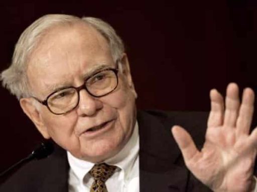 Read more about the article Warren Buffet Rejects The Idea Of Free Online News, Buys 26 Local Papers