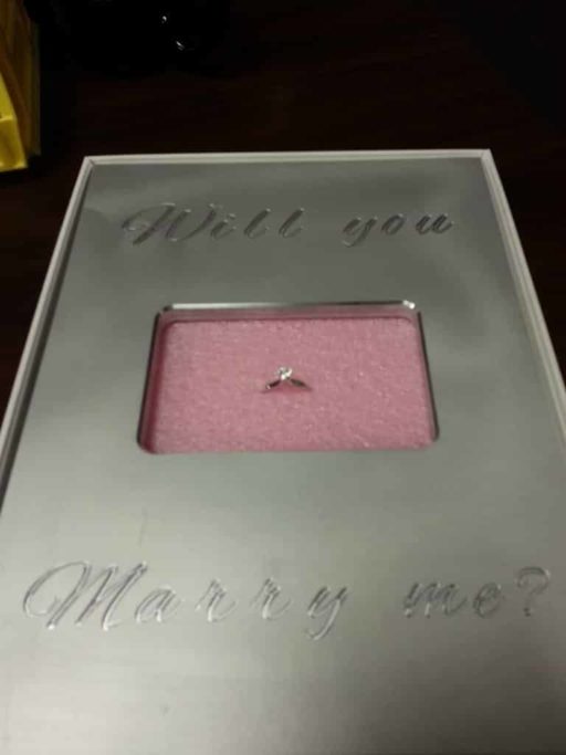 Read more about the article A Reddit User Proposes Girlfriend With A Ring In An iPad Box