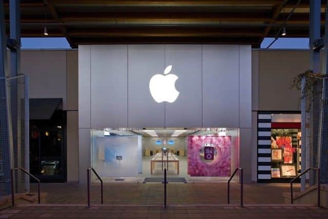 You are currently viewing Thief Breaks $100K Apple Store Door With Rocks, Steals $64K Worth Devices