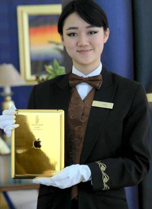 Read more about the article Burj Al Arab Hotel In Dubai Offers Guests 24-carat Gold iPad Upon Check-in!