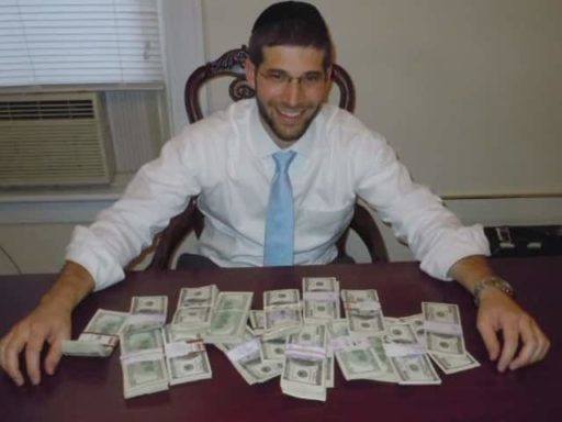 Read more about the article Man Finds And Returns $98,000 In A Desk He Bought For $200 On Craigslist