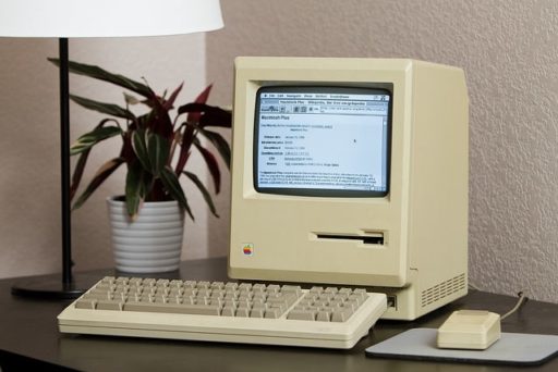 Read more about the article Engineer Hooks Up 27-Year-Old Mac Plus To The Internet!