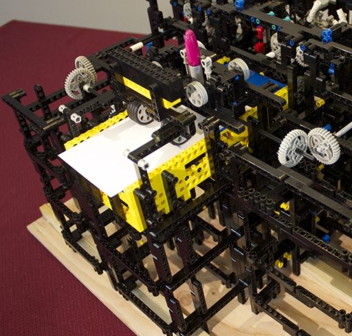 Read more about the article Apple Engineer Uses Lego To Build A Programmable Drawing Machine