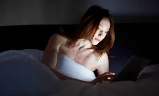 Read more about the article Using Smartphone Or Tablet Late At Night Can Reduce Your Productivity