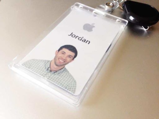 Read more about the article Disgruntled Apple Designer Quits Job, Slams The Company For Awful Work Environment