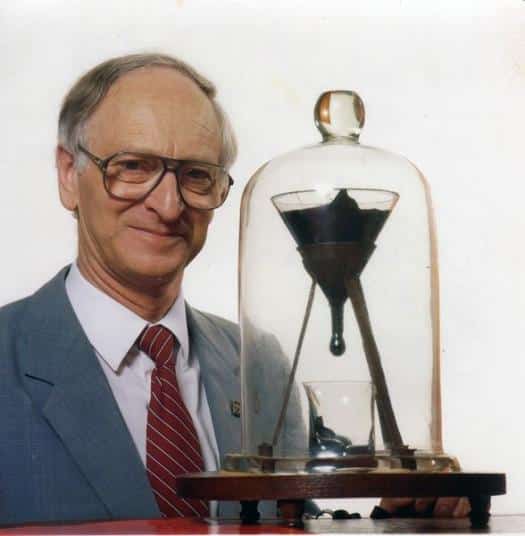 John-Mainstone-With-the-Pitch-Drop-Experiment
