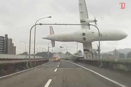 Read more about the article Dashcams Video: TransAsia Flight GE235 Crashing Into A River!