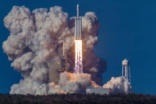Read more about the article SpaceX Vs. Blue Origin: The Race To Colonize Space
